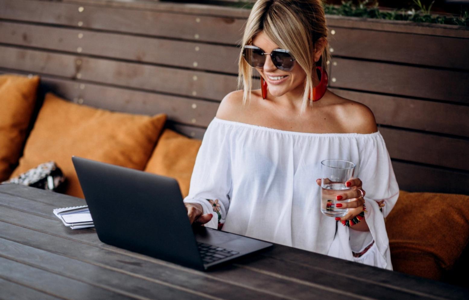 Studente che segue un corso SEO online