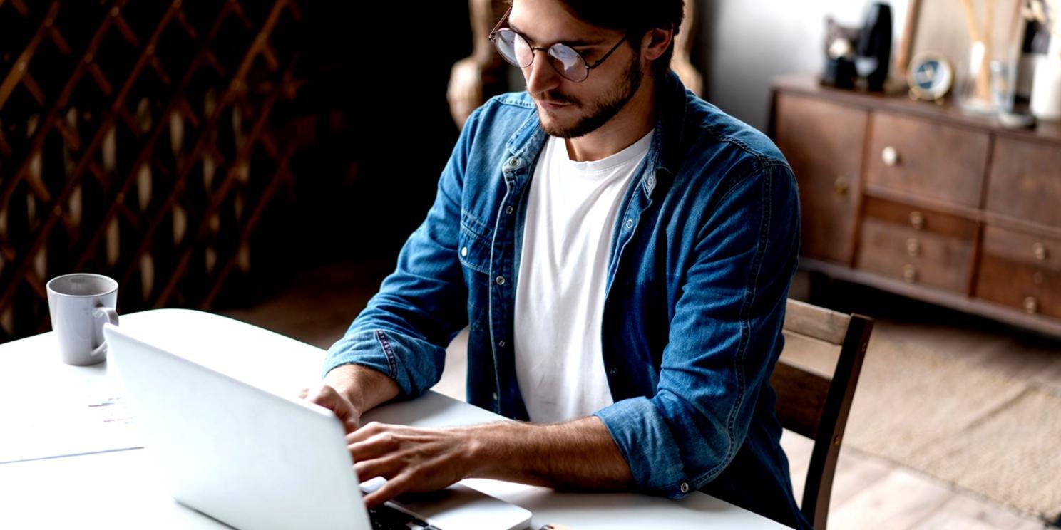 Team di esperti SEO al lavoro su analisi dati